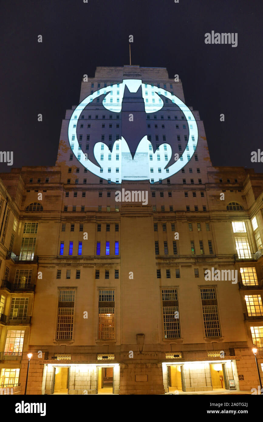 London, Großbritannien. 21. September 2019. Batman Bat Signal auf Senat Haus Bibliothek der Universität von London für den 80. Jahrestag der Veröffentlichung von Batman, London, UK projiziert. Das Gebäude wurde in mehreren Batman Filme verwendet. Quelle: Paul Brown/Alamy leben Nachrichten Stockfoto
