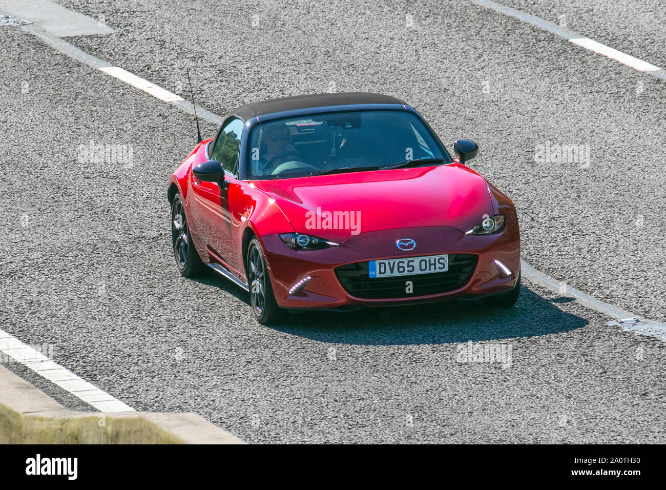 2015 rot Mazda MX-5 Sport NAV; Großbritannien Verkehr, Transport, moderne, Limousinen, Süd - auf die 3 spurige Autobahn M6 Autobahn gebunden. Stockfoto