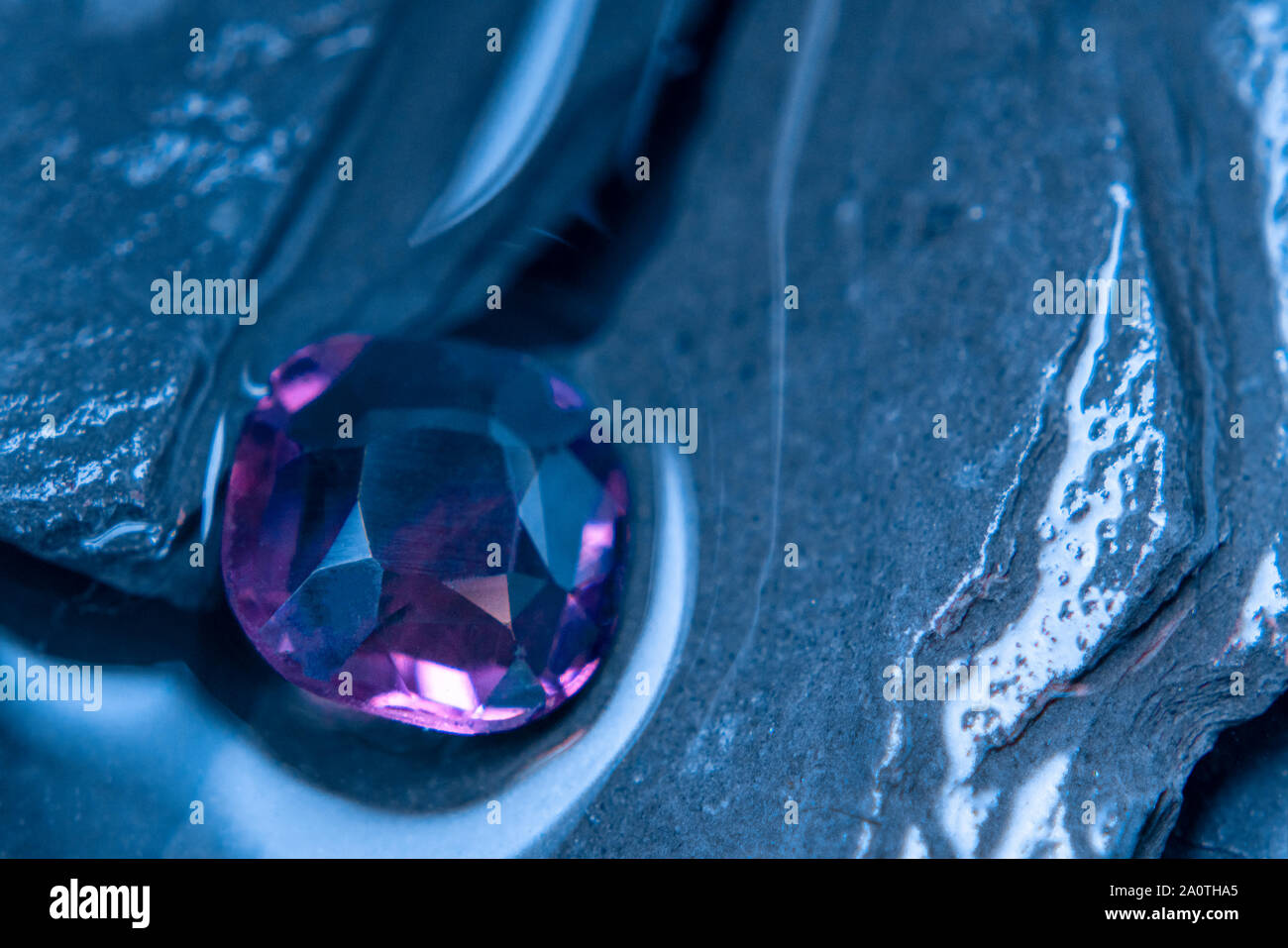 Vintage Diamanten oder Edelsteine glänzen auf dem rauhen Stein und Wasser Hintergrund. Bis zu schließen. Stockfoto