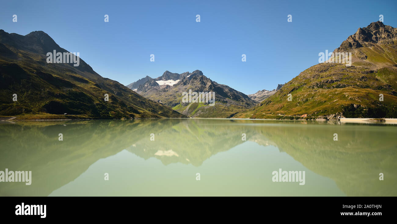 Malerische Alpenlandschaft im Sommer. Silvretta Stausee mit Berg Reflexion, Vorarlberg, Österreich. Stockfoto
