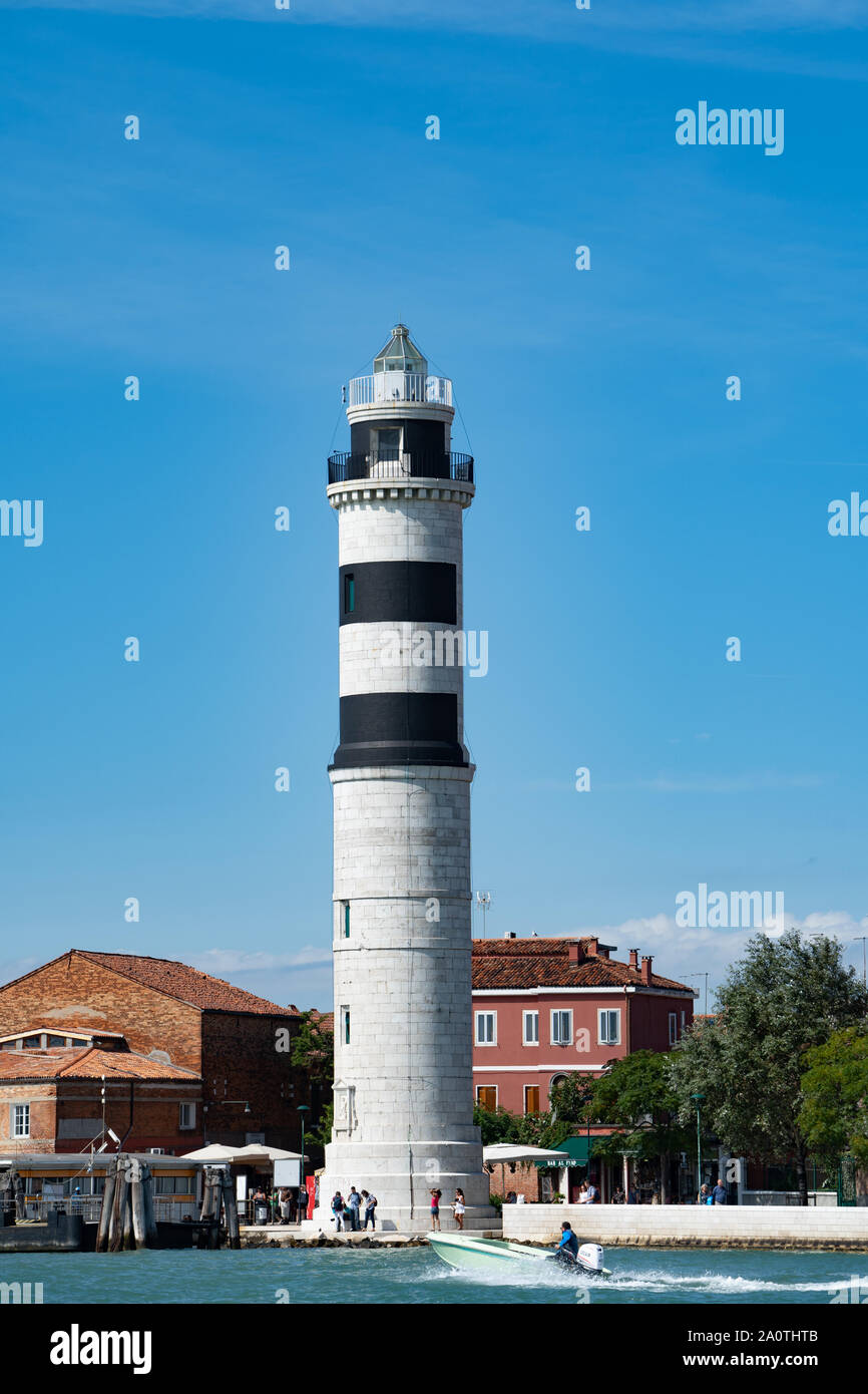 Leuchtturm Murano (Faro dell'Isola di Murano), ein schwarzer und weißer Leuchtturm, Murano, Italien Stockfoto