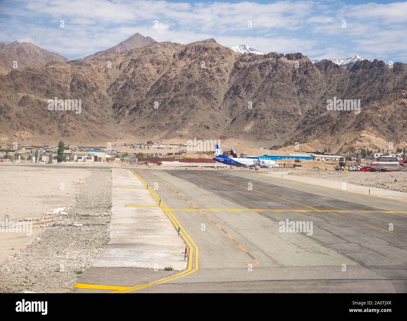 Blick auf die Landschaft und den Flughafen von Leh, Ladakh, Indien Stockfoto