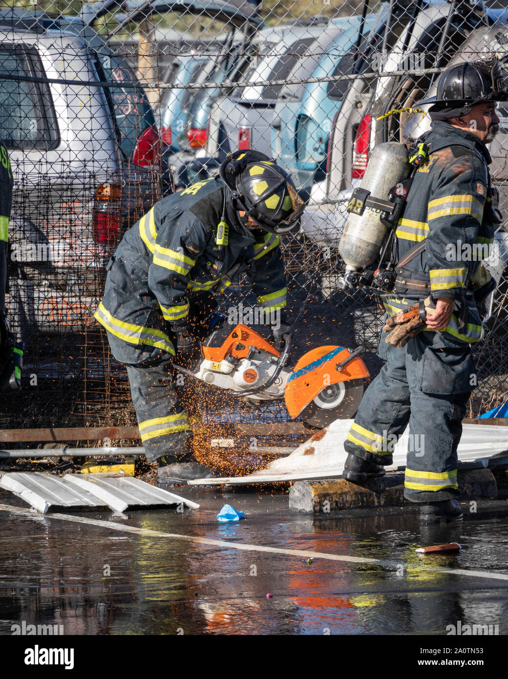 San Jose FD Feuerwehrmann mit Power Tools Stockfoto