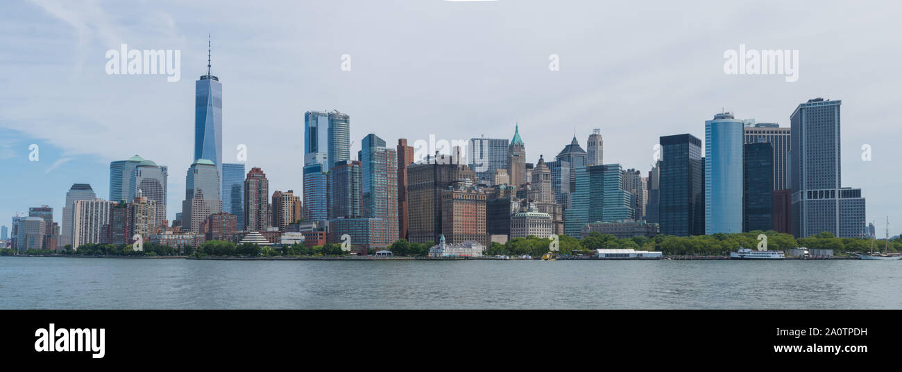 Manhattan Skyline von einem Boot auf dem Hudson Stockfoto