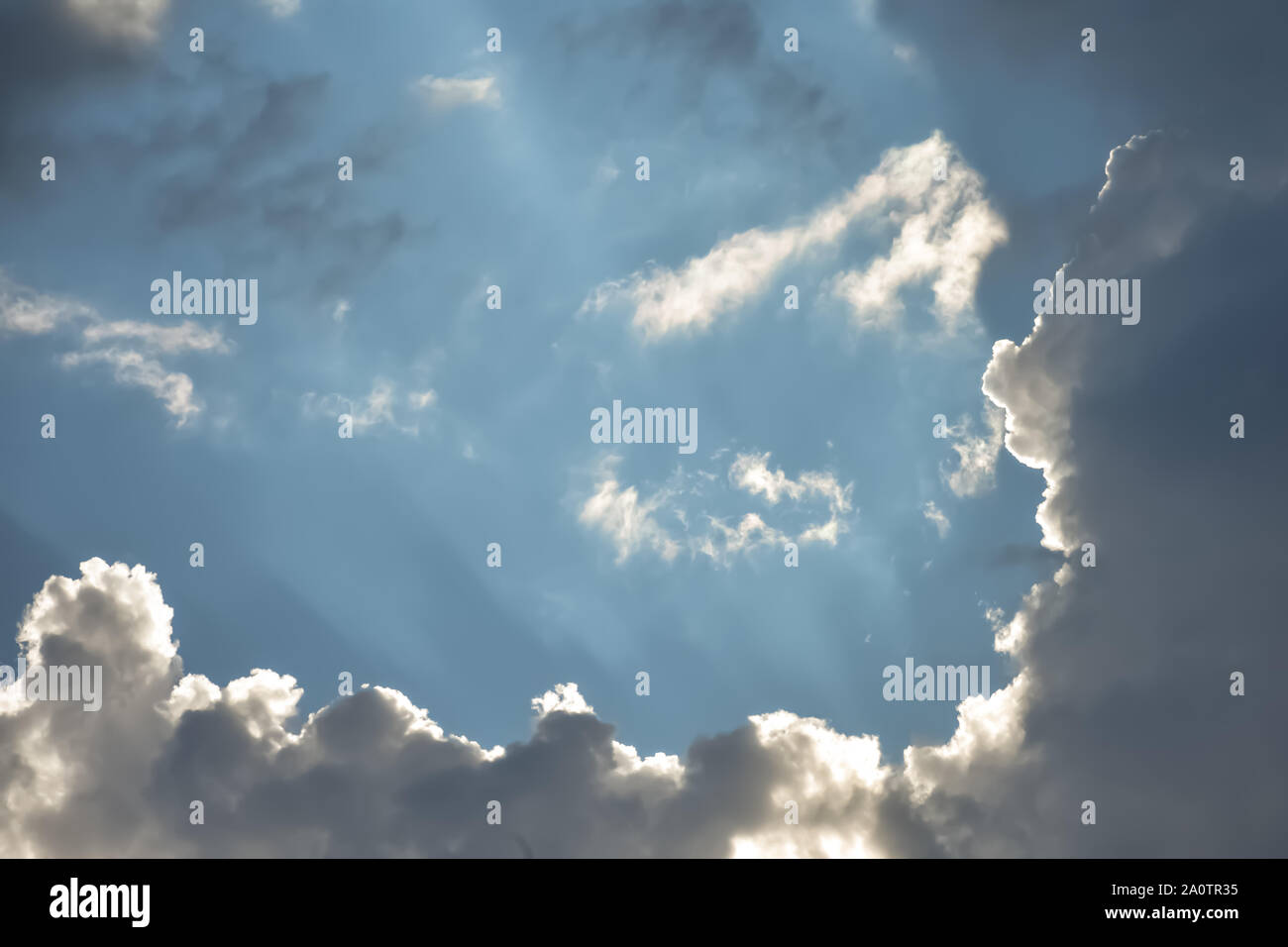 Blauer Himmel, durch Bruch in Wolken. Stockfoto