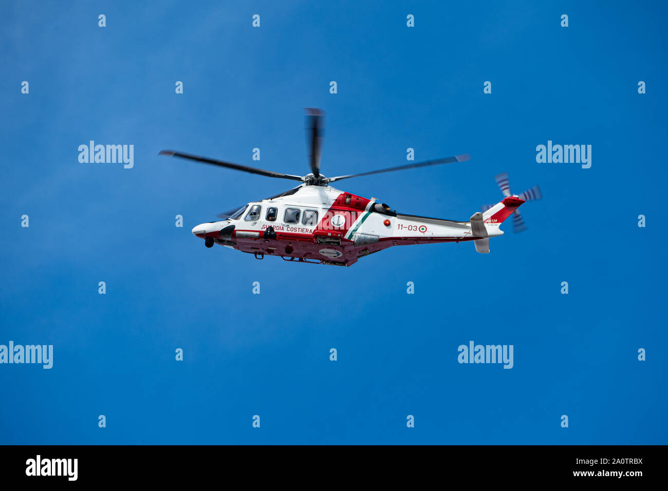 Die italienische Küstenwache Hubschrauber über Markusplatz, Venedig, Italien. AgustaWestland AW139 11-03 Stockfoto