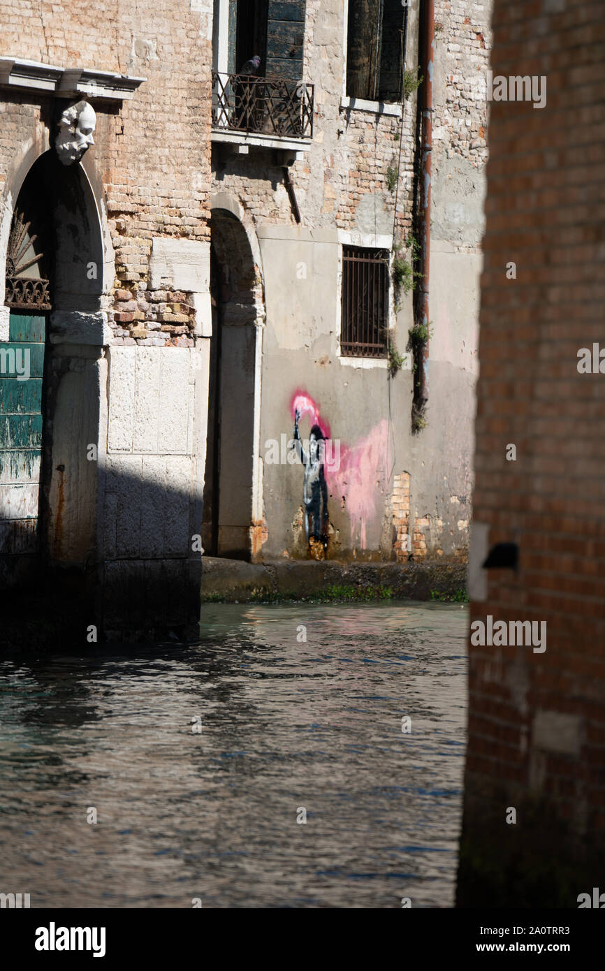 Banksy bin Migrant Kind', wandbild/Graffiti/Art, Stadtteil Dorsoduro, Venedig, Italien Stockfoto