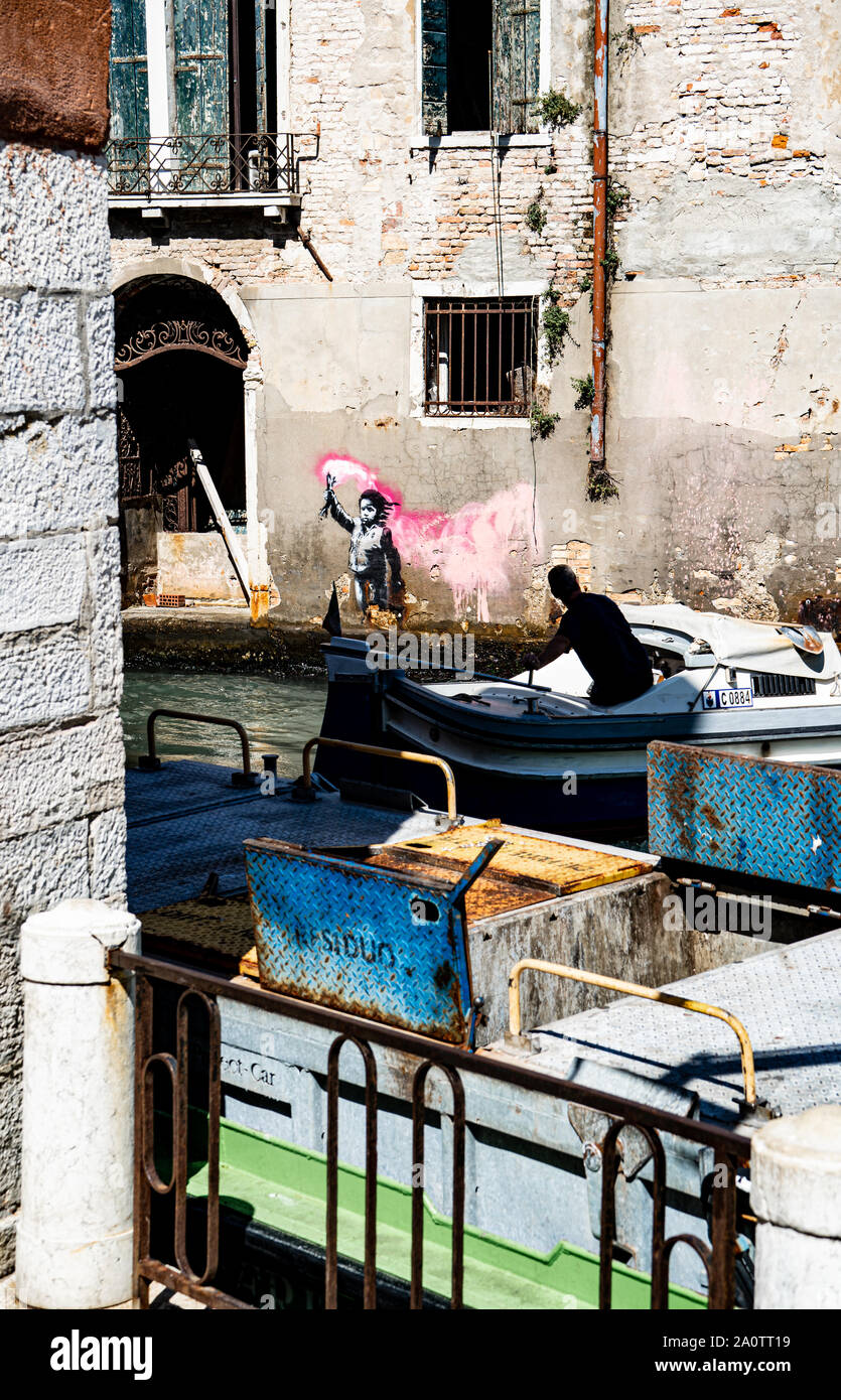 Banksy bin Migrant Kind', wandbild/Graffiti/Art, Stadtteil Dorsoduro, Venedig, Italien mit Boot vorbei Stockfoto