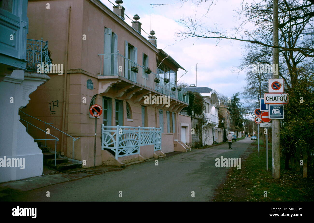 AJAXNETPHOTO. 2006. CHATOU, Frankreich - RIVERSIDE VORORT - FAUVIST MALER MAURICE DE VLAMINCK lebte im Pariser Vorort mit Blick auf den Fluss Seine EINST VON 19. Jahrhundert impressionistischen Malern frequentiert. Rosa Haus auf der linken Seite war einst das Zuhause Maxime Laubeuf (1864-1939) INGENIEUR DER MARINE, der Schöpfer von "NARVAL (1898), der ersten modernen U-Boot. Foto: Jonathan Eastland/AJAX REF: 62403 3 71 Stockfoto