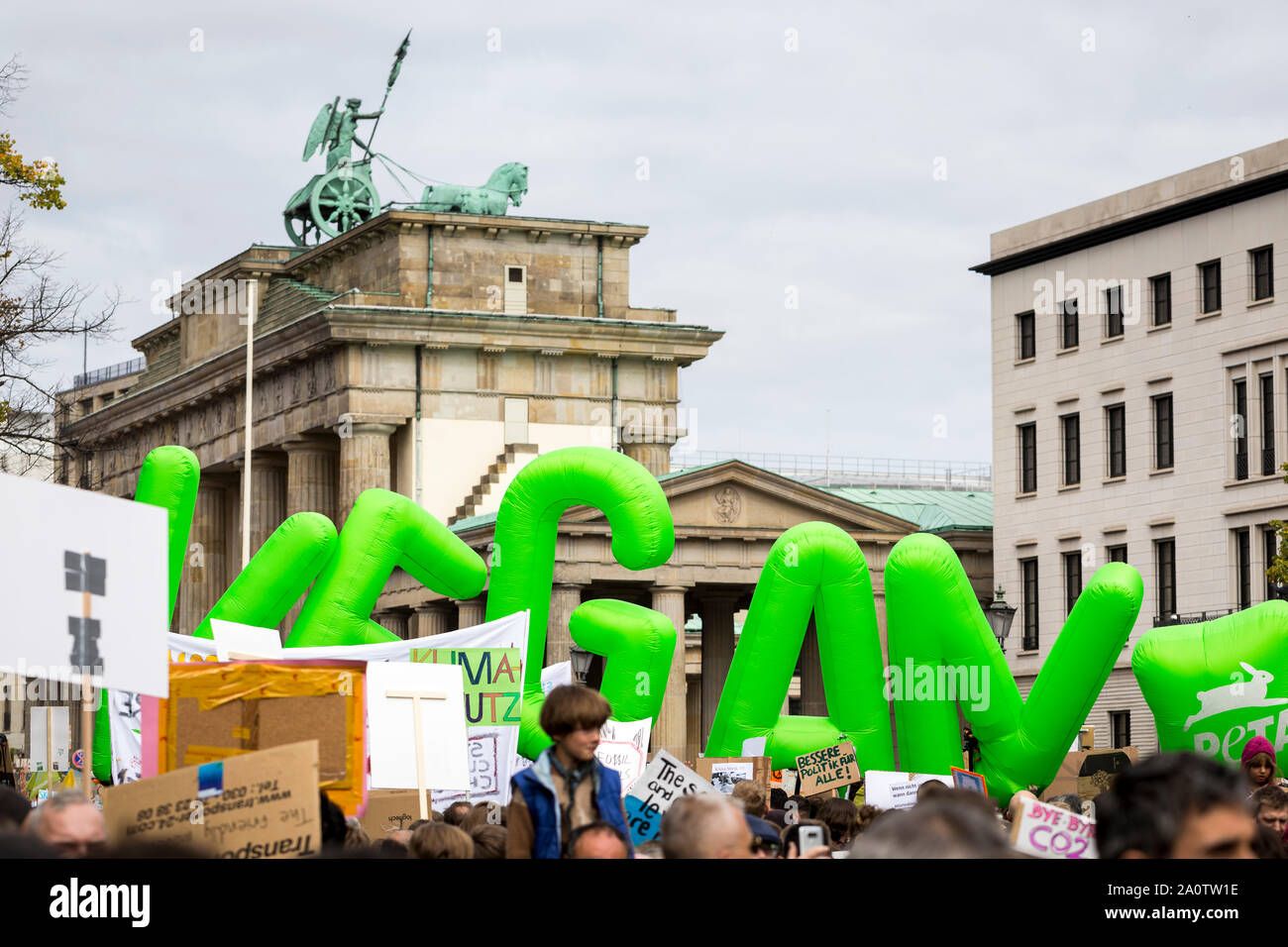 Berlin, Deutschland 9/20/2019 Aufblasbare Briefe aus Rechtschreibung das Wort Vegan, die von Peta Deutschland der Freitag brachte für zukünftige Demonstration Stockfoto