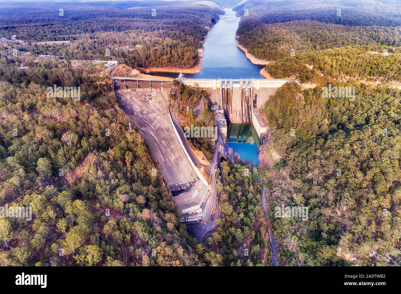 Regenerative Energieerzeugung durch Warragamba Damm auf Nepean River im Großraum Sydney-dam shutter Tor bilden See in erhöhten Luftaufnahme. Stockfoto