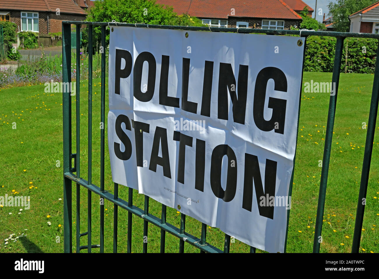 Lokale und Westminster Wahlen Wahllokal in einem Gebäude der Bibliothek, Victoria Avenue, Grappenhall, Warrington, Cheshire, England, Großbritannien Stockfoto