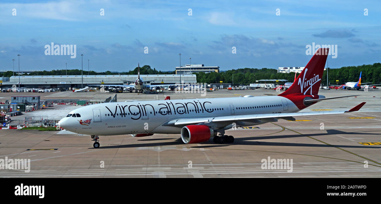 Virgin Atlantic Strawberry Fields Airbus A330-200 taxi-ing von Schürze an der Manchester Airport Ringway, Lancashire, England, Großbritannien Stockfoto