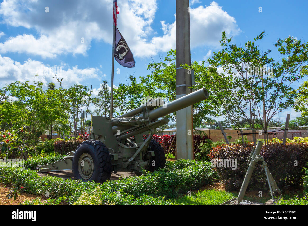 M114 A2 155 mm Haubitze mit POW MIA Flagge bei Fletcher Park Veterans Memorial-Pembroke Pines, Florida, USA Stockfoto