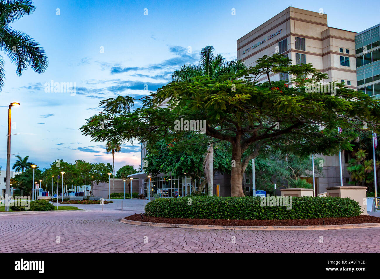 Nova Southeastern University (NSU) Main Campus in der Dämmerung - Davie, Florida, USA Stockfoto