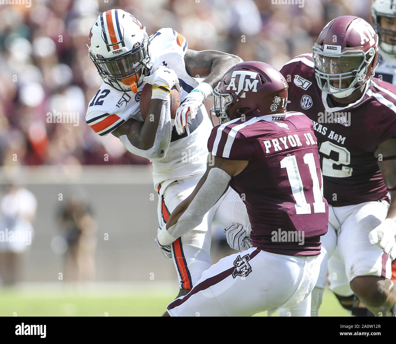 College Station, Texas, USA. 21 Sep, 2019. Texas A&M Aggies Defensive zurück Larry Pryor (11) packt Auburn Tiger wide receiver Eli Herd (12) Während ein NCAA Football Spiel zwischen Texas A&M und Auburn am Kyle Feld in College Station, Texas, am 21. September 2019. Credit: Scott Coleman/ZUMA Draht/Alamy leben Nachrichten Stockfoto