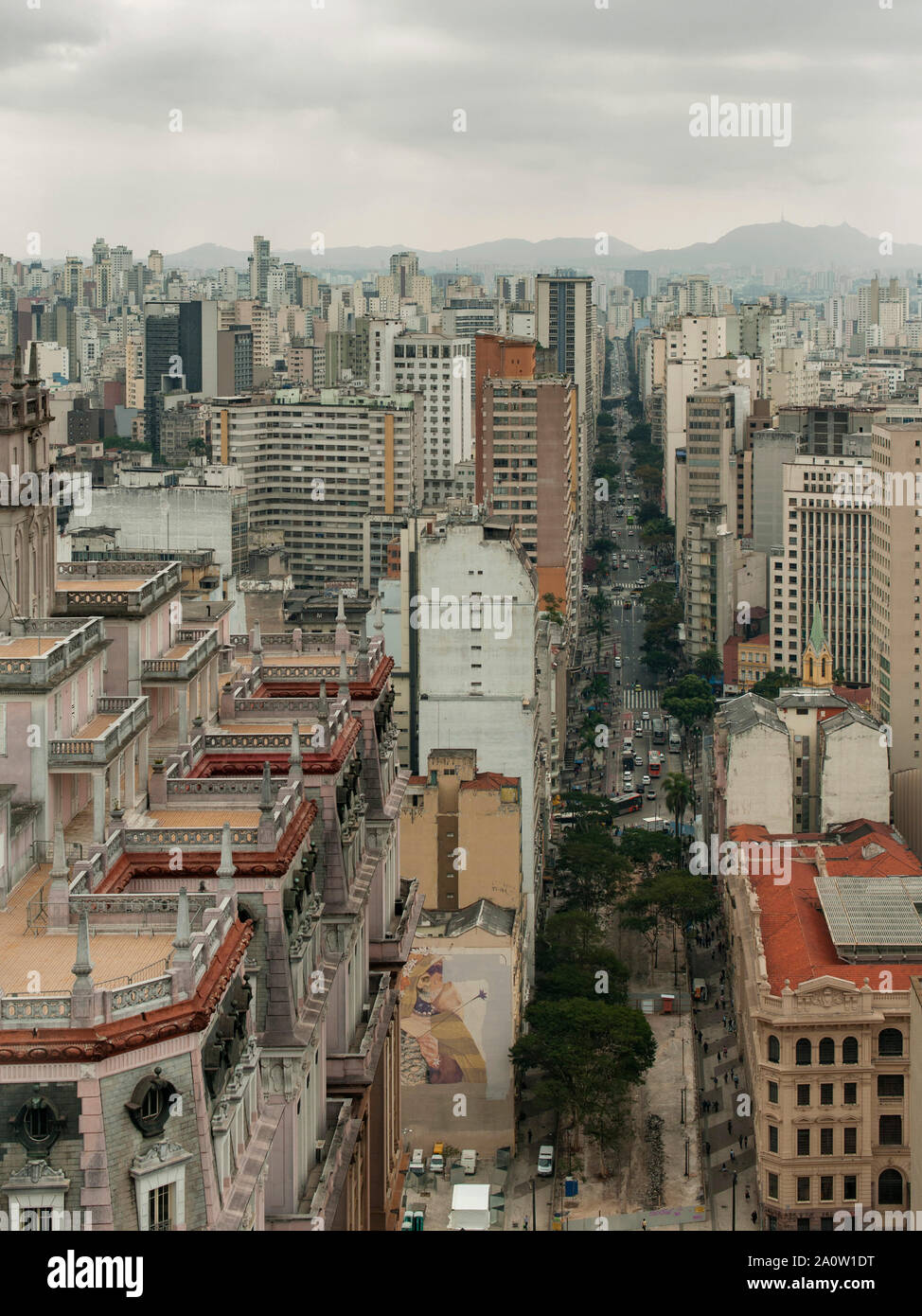 Die Innenstadt von São Paulo und Avenida São João von der Aussichtsplattform des Farol Santander Gebäude in São Paulo, Brasilien gesehen. Stockfoto