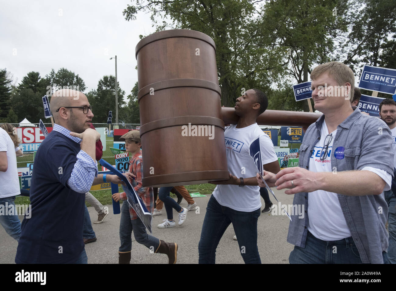 Des Moines, Iowa, USA. 21 Sep, 2019. Michael Bennett Unterstützer marschieren in die Polk County Demokrat Steak braten. Am Des Moines Water Works Park. Credit: Rick Majewski/ZUMA Draht/Alamy leben Nachrichten Stockfoto