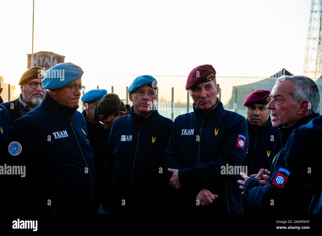 Einer der Veteranen gibt Aufträge an den Rest der Veteranen während der Zeremonie. Diese 75 Jahre nach der Operation Market Garden, der niederländischen Stadt Nijmegen feiern 75 Jahre Freiheit. Während dieser Sonnenuntergang März gaben sie besonderes Augenmerk auf die 48 alliierten Soldaten, die vor 75 Jahren während der heroischen Überquerung des Fluss Waal enthalten. 48 light Towers eingeschaltet und gleichzeitig 48 Lichtstrahlen erleuchtet den Himmel. Diese Hommage an ihnen war durch eine Oper Schauspiel vom Wasser unterstützt. Den Sonnenuntergang März endet an der Waal Kreuzung Monument, wo Menschen Blumen lassen konnte. Stockfoto