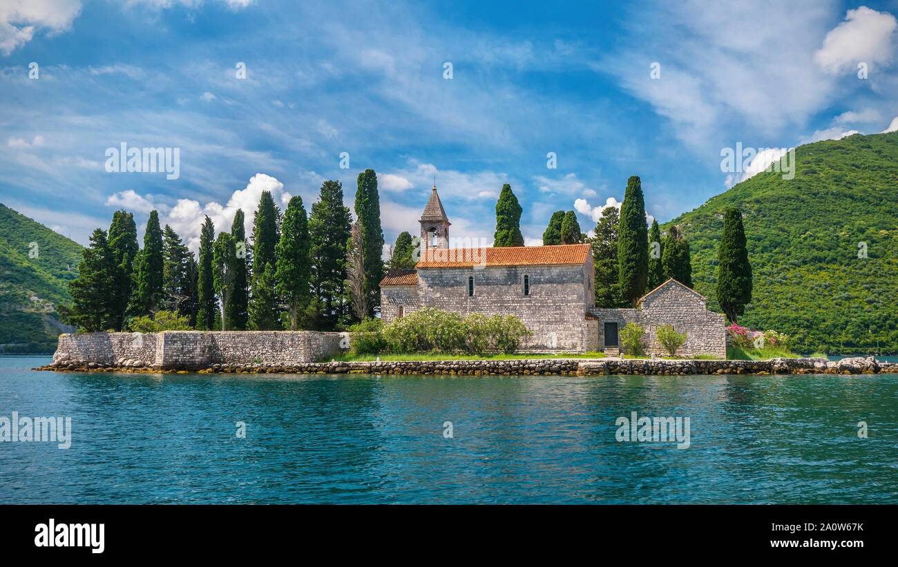 Eine kleine Benediktinerkloster aus dem 12. Jahrhundert auf der kleinen Insel St. George, in der Nähe der Stadt Perastin, in der wunderschönen Bucht von Kotor. Montenegro. Stockfoto