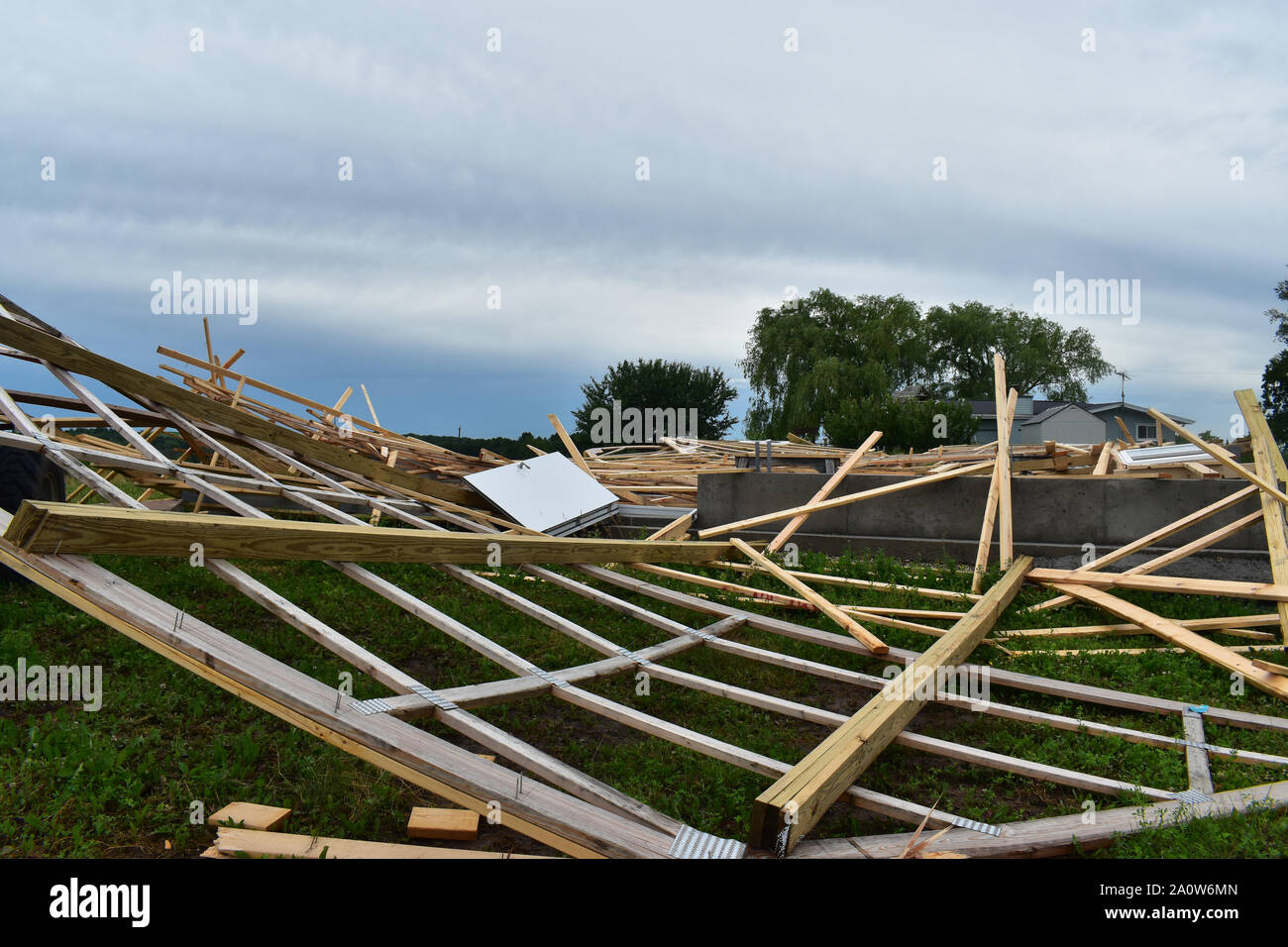 Eingestürzten Scheune bauen nach Sturm in einem Haufen von Holz Stockfoto