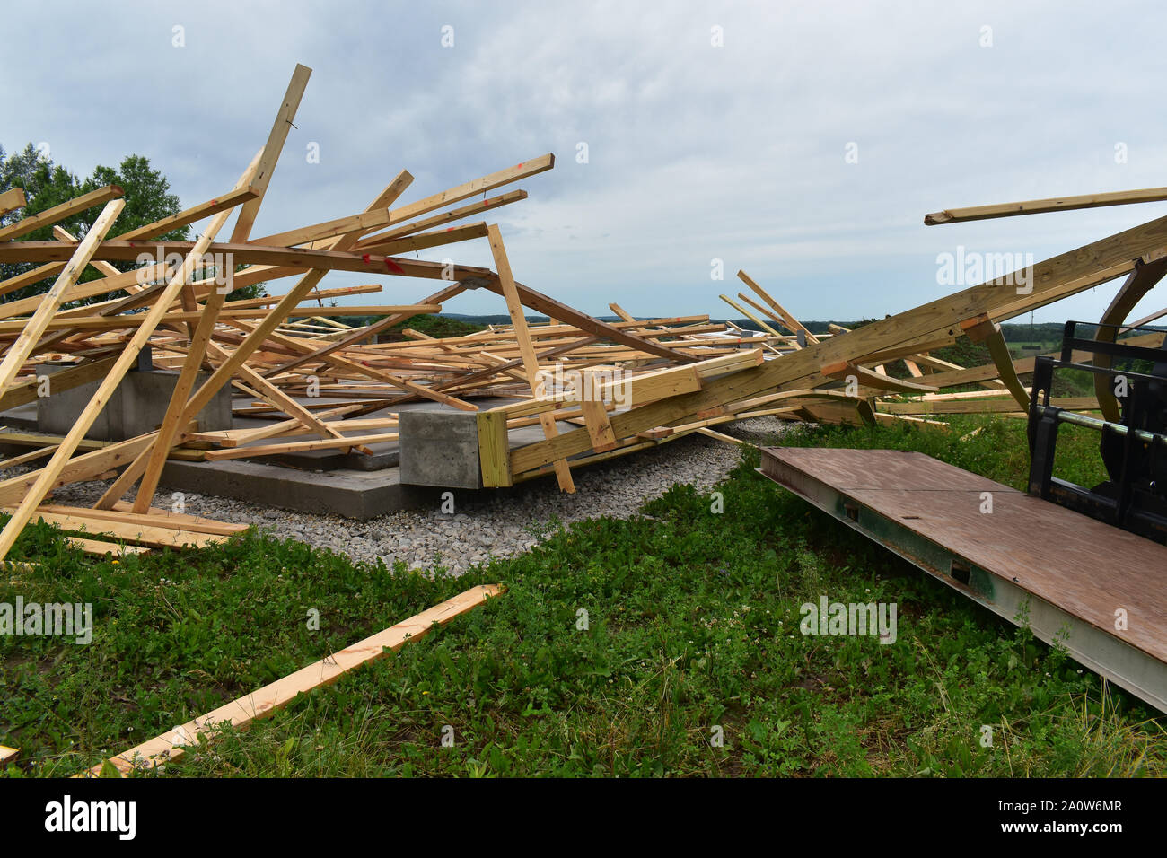 Eingestürzten Scheune bauen nach Sturm in einem Haufen von Holz Stockfoto