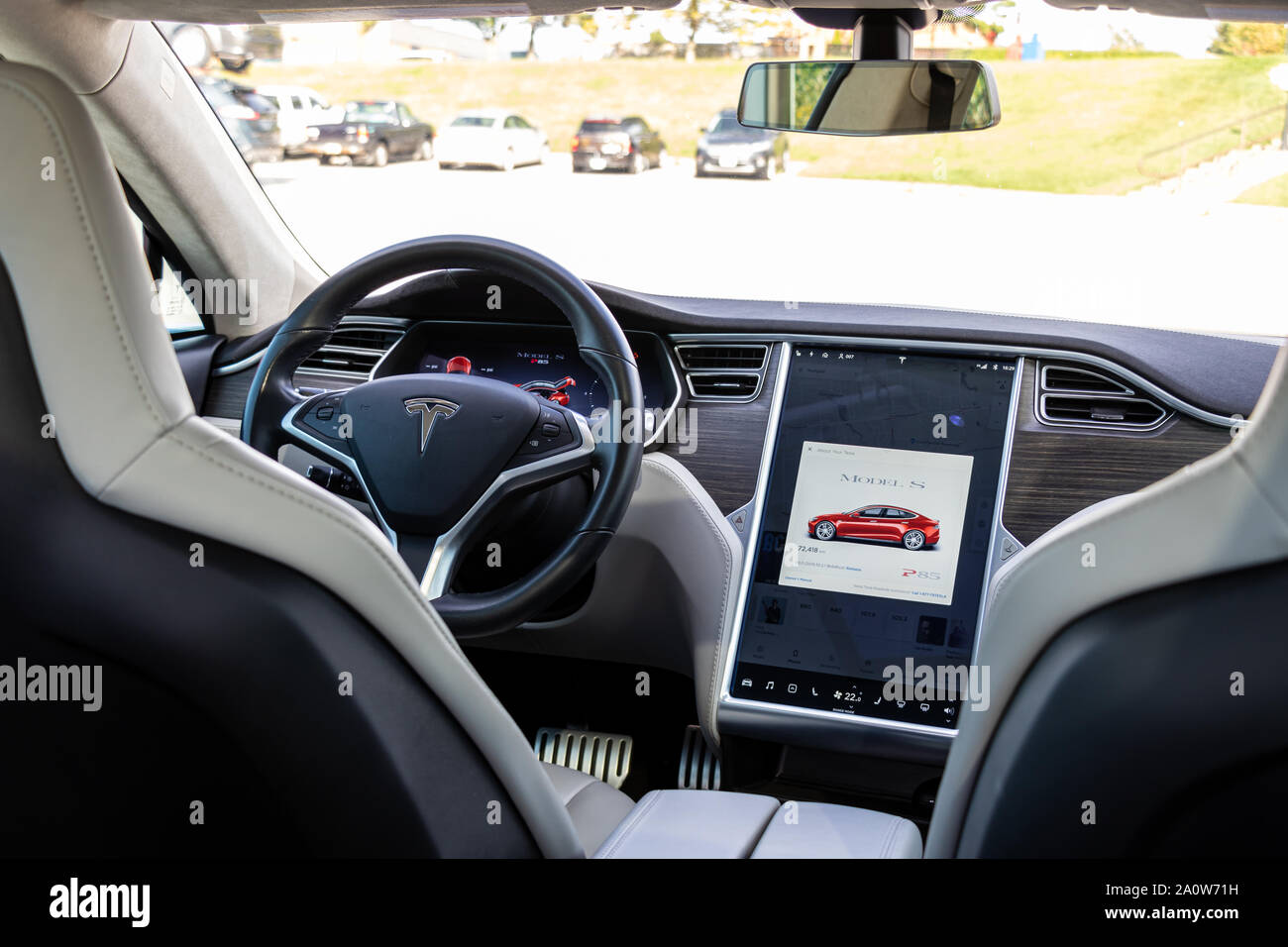 Die Innenseite des Tesla Model S durch die Vorderseite gesehen - Sitze mit Informationen über die digitale High-Tech-Dashboards. Stockfoto