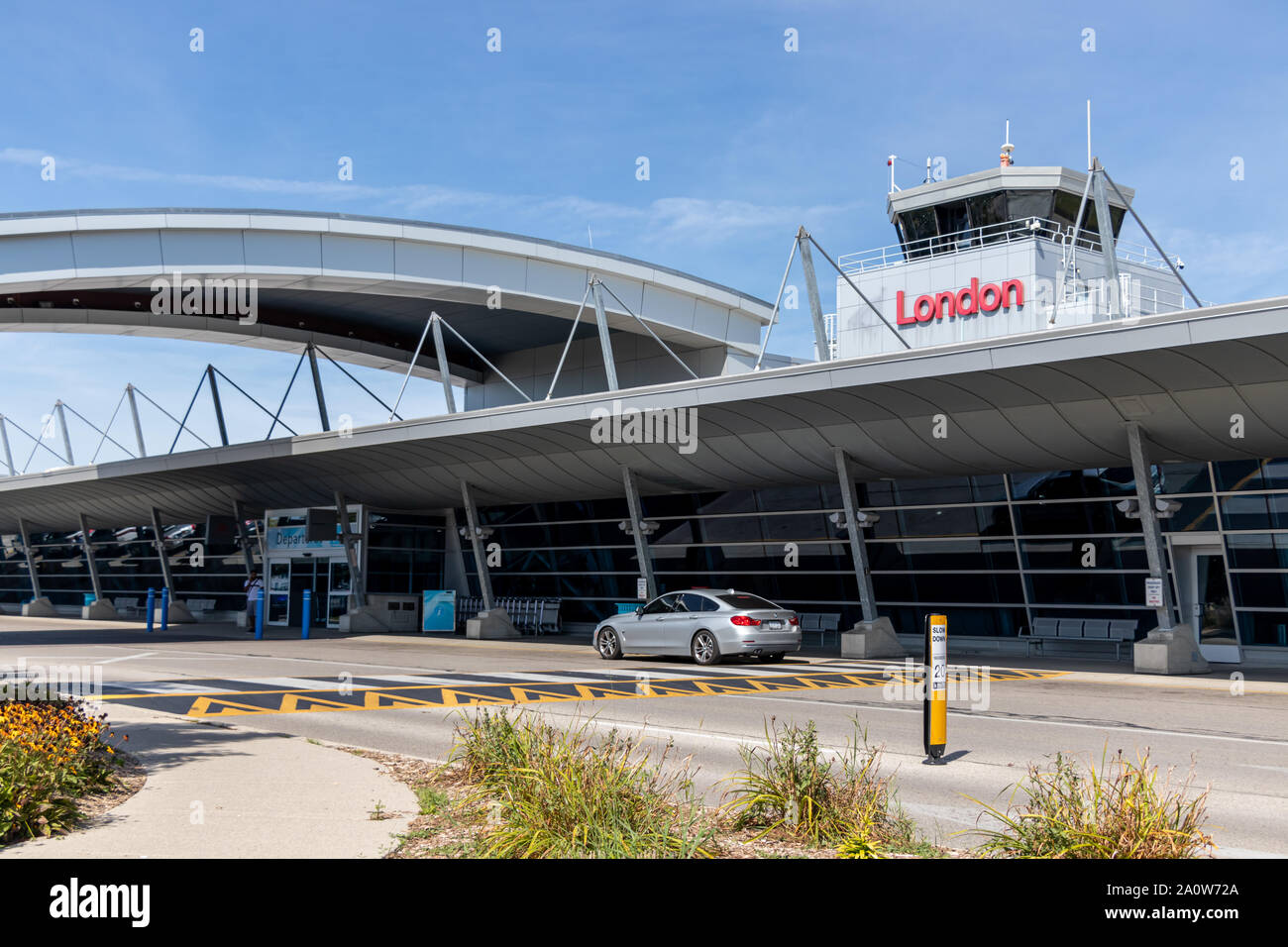 London International Airport drop-off-Bereich am Terminal mit der Flugverkehrskontrolle. Stockfoto