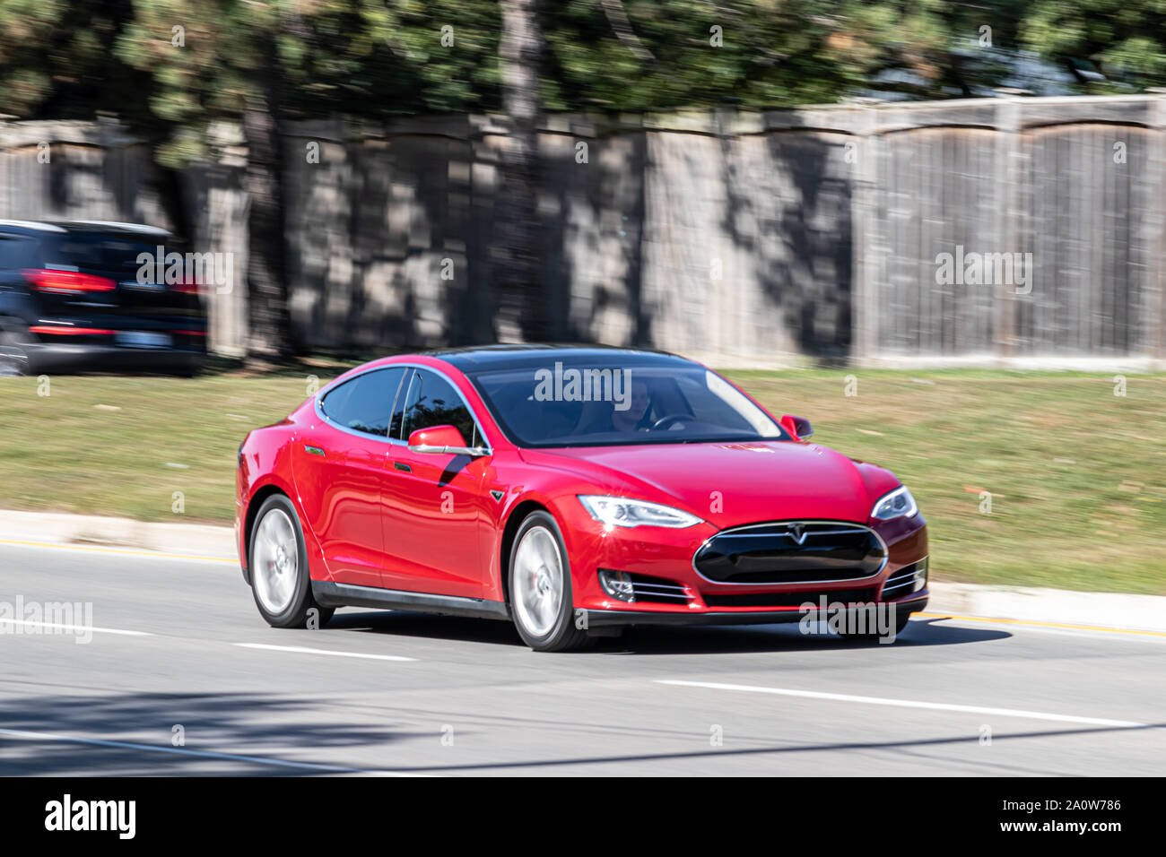 Tesla Model S auf einer Straße an einem sonnigen Tag gesehen. Stockfoto
