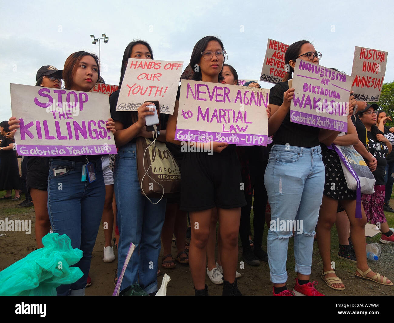 Manila, Philippinen. 5 Jan, 2019. Eine Gruppe von Studentinnen halten Plakat während der Demonstration. Tausende von Jugendlichen und Studenten führen ein breites multisektoralen Kundgebung an der Quirino Tribüne in Manila am Vorabend des 47. Jahrestages der Gedenken an die Erklärung des Kriegsrechts durch den gestürzten Diktator Marcos. Verschiedene Gruppen der Diktatur von Präsident Duterte. Credit: Josefiel Rivera/SOPA Images/ZUMA Draht/Alamy leben Nachrichten Stockfoto