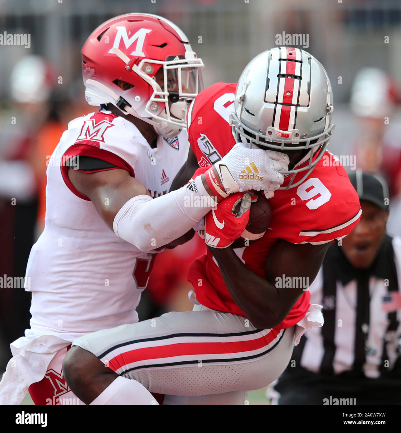 Ohio Zustand Roßkastanie die Binjimen Victor hängt auf einen Pass für einen Touchdown, wie er durch Miami Redhawks Mike Braun Samstag, 21. September 2019 in Columbus, Ohio. Foto von Aaron Josefczyk/UPI Stockfoto