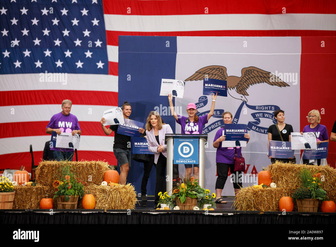 Marianne Williamson, der ausgeführt wird, um die demokratische Nominierung für das Amt des Präsidenten der Vereinigten Staaten, spricht während der Polk County Steak braten, Samstag, September 21, 2019 unter Wasser funktioniert Park in Des Moines, Iowa. Die steak braten war der größte in der Iowa Geschichte und wurde von 12.000 Demokraten um von Iowa besucht. Das Event zog in der 17 Kandidaten für die demokratische Nominierung für das Amt des Präsidenten der Vereinigten Staaten. Die Iowa Kaukasus sind Montag, 3. Februar 2020 und obwohl keine primäre wird schmaler hinunter das Feld der Kandidaten für das Amt des Präsidenten vor der ersten Wahl primär in den Zustand der Neuen Schinken Stockfoto