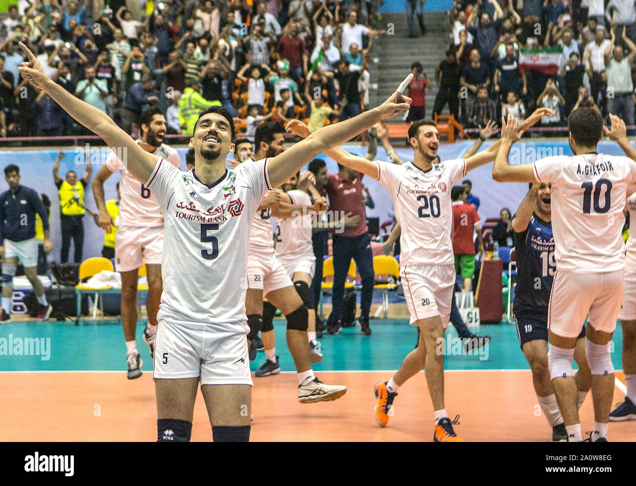 Teheran, Iran. 21 Sep, 2019. Die Iranische Spieler feiern während der 2019 asiatische Männer Volleyball-WM Finale zwischen Iran und Australien in Teheran, Iran, Sept. 21, 2019. Credit: Ahmad Halabisaz/Xinhua Stockfoto