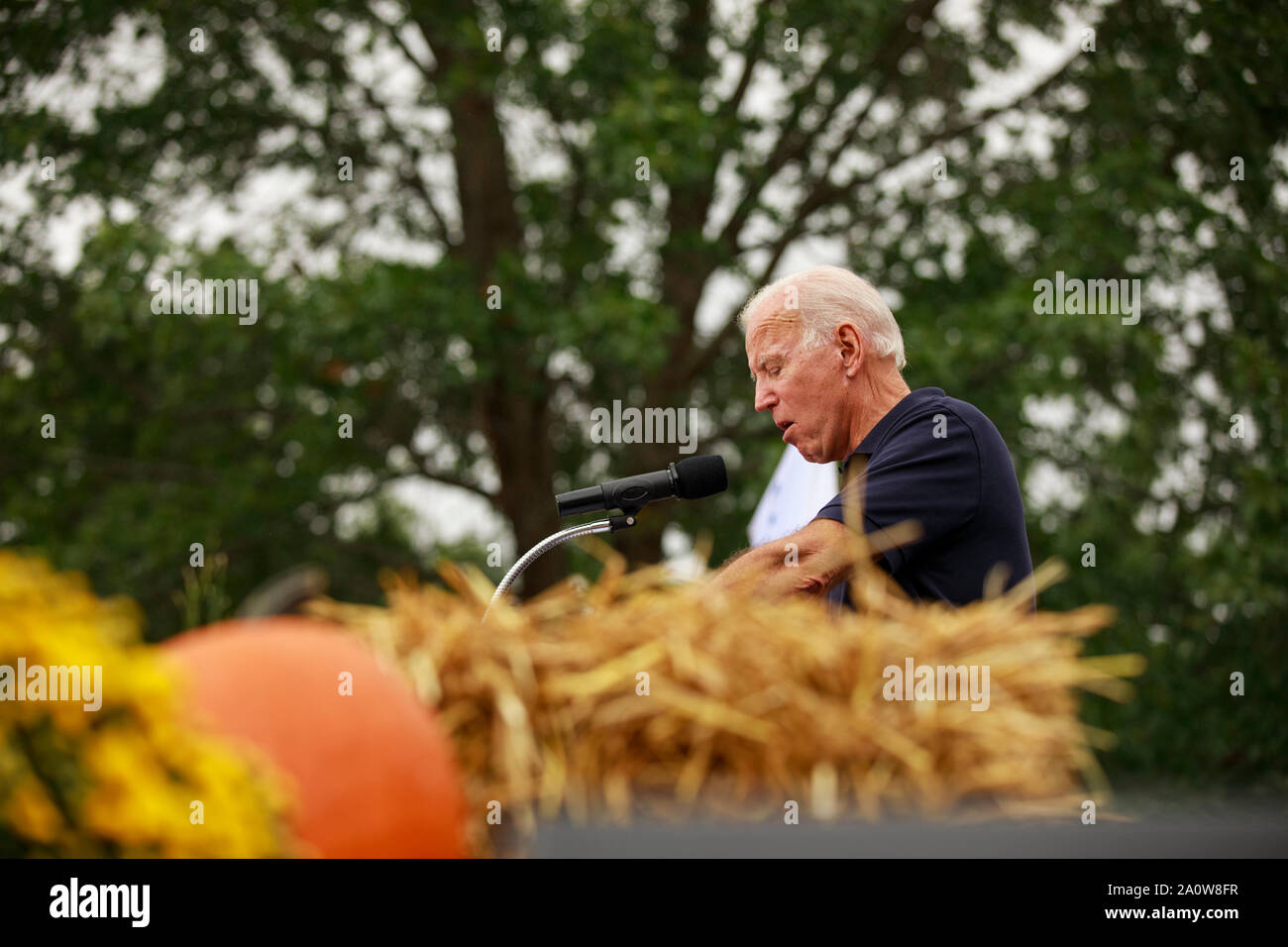 Kandidat für die demokratische Nominierung für das Amt des Präsidenten der Vereinigten Staaten Joe Biden während der Polk County Steak braten, Samstag, September 21, 2019 unter Wasser funktioniert Park in Des Moines, Iowa spricht. Die steak braten war der größte in der Iowa Geschichte und wurde von 12.000 Demokraten um von Iowa besucht. Das Event zog in der 17 Kandidaten für die demokratische Nominierung für das Amt des Präsidenten der Vereinigten Staaten. Die Iowa Kaukasus sind Montag, 3. Februar 2020 und obwohl keine primäre wird schmaler hinunter das Feld der Kandidaten für das Amt des Präsidenten vor der ersten Wahl primär im Bundesstaat New Hampshire. Stockfoto