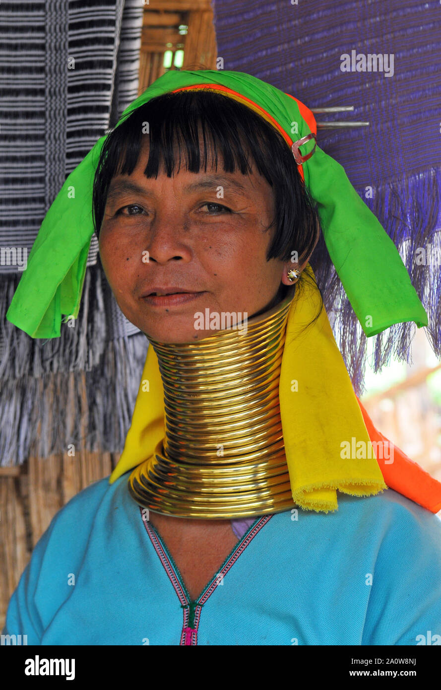 Porträt einer langen Hals Frau oder Paduang, die Teil der Karen ethnischen Stamm, Mae Hong Son, die von der Grenze zu Myanmar, Thailand, Asien. Stockfoto