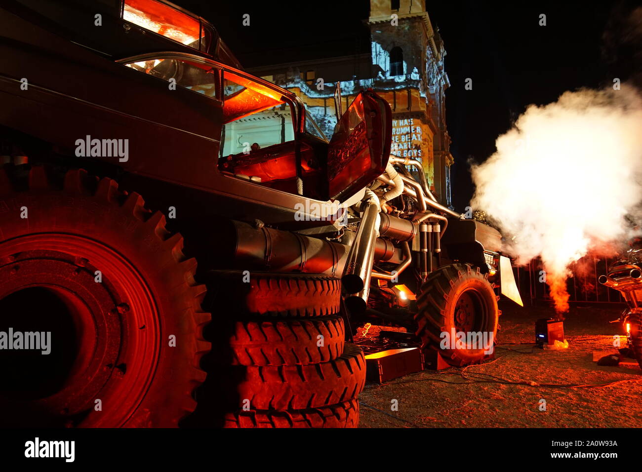 Mad Max Grimm Straße Autos Stockfoto