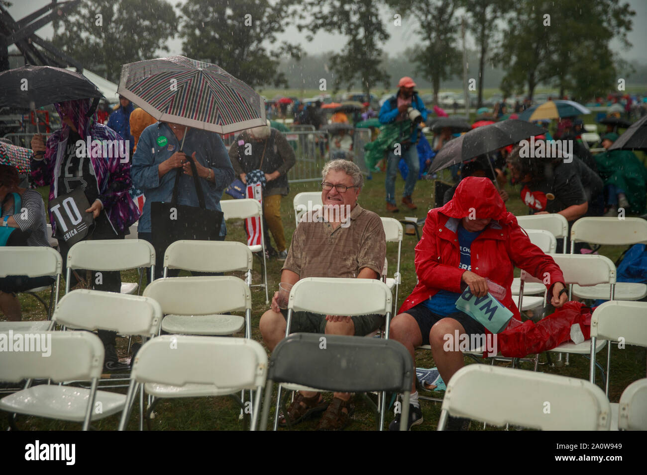 Demokraten sind während durch starken Regen getränkt, während die Bewerber in der Polk County Steak braten, Samstag, September 21, 2019 unter Wasser funktioniert Park in Des Moines, Iowa. Die steak braten war der größte in der Iowa Geschichte und wurde von 12.000 Demokraten um von Iowa besucht. Das Event zog in der 17 Kandidaten für die demokratische Nominierung für das Amt des Präsidenten der Vereinigten Staaten. Die Iowa Kaukasus sind Montag, 3. Februar 2020 und obwohl keine primäre wird schmaler hinunter das Feld der Kandidaten für das Amt des Präsidenten vor der ersten Wahl primär im Bundesstaat New Hampshire. Stockfoto