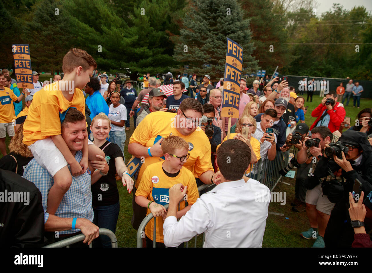 Kandidat für die demokratische Nominierung für das Amt des Präsidenten der Vereinigten Staaten Pete Buttigieg seine Anhänger nach dem Gespräch während der Polk County Steak braten, Samstag, September 21, 2019 unter Wasser funktioniert Park in Des Moines, Iowa grüßt. Die steak braten war der größte in der Iowa Geschichte und wurde von 12.000 Demokraten um von Iowa besucht. Das Event zog in der 17 Kandidaten für die demokratische Nominierung für das Amt des Präsidenten der Vereinigten Staaten. Die Iowa Kaukasus sind Montag, 3. Februar 2020 und obwohl keine primäre wird schmaler hinunter das Feld der Kandidaten für das Amt des Präsidenten vor der ersten Wahl primär in Th Stockfoto