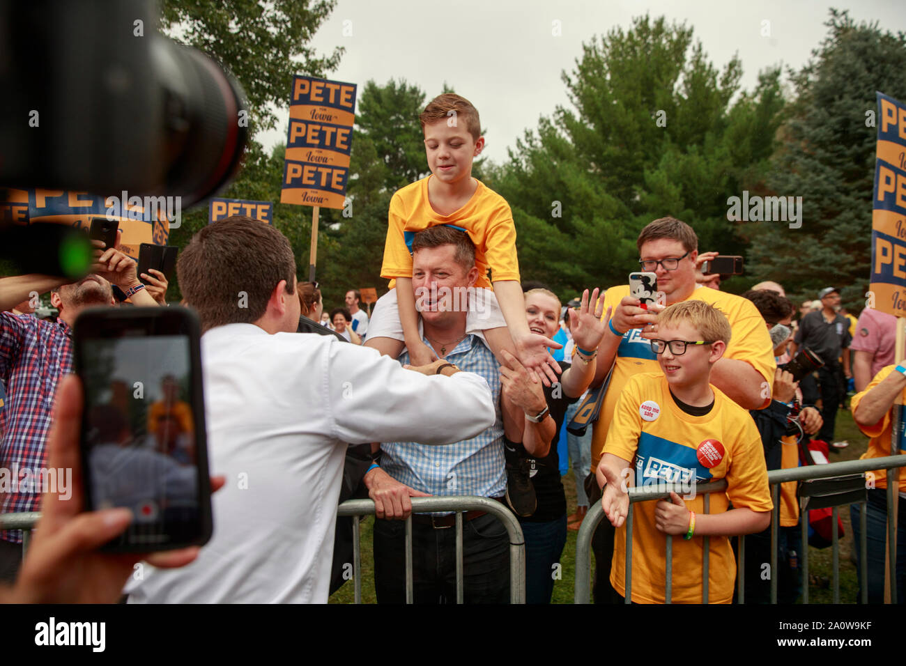 Kandidat für die demokratische Nominierung für das Amt des Präsidenten der Vereinigten Staaten Pete Buttigieg seine Anhänger nach dem Gespräch während der Polk County Steak braten, Samstag, September 21, 2019 unter Wasser funktioniert Park in Des Moines, Iowa grüßt. Die steak braten war der größte in der Iowa Geschichte und wurde von 12.000 Demokraten um von Iowa besucht. Das Event zog in der 17 Kandidaten für die demokratische Nominierung für das Amt des Präsidenten der Vereinigten Staaten. Die Iowa Kaukasus sind Montag, 3. Februar 2020 und obwohl keine primäre wird schmaler hinunter das Feld der Kandidaten für das Amt des Präsidenten vor der ersten Wahl primär in Th Stockfoto