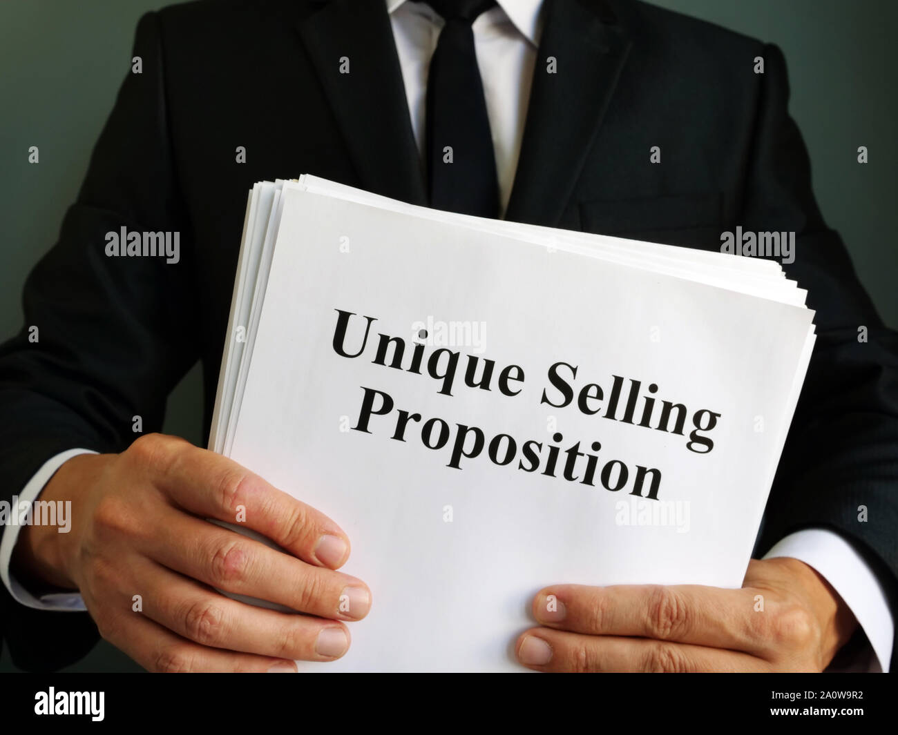 Mann hält Unique Selling Proposition USP. Stockfoto