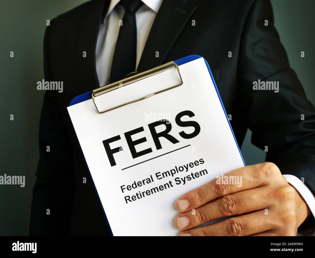 Mann hält Bundesangestellte Retirement System FERS. Stockfoto
