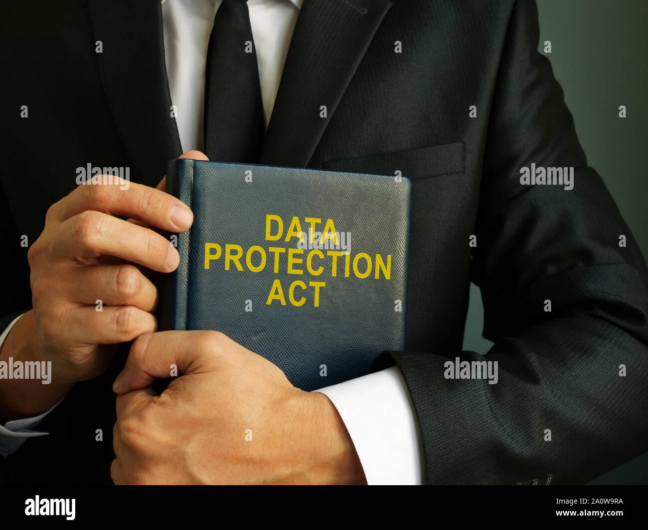 Rechtsanwalt hält Data Protection Act zu buchen. Stockfoto