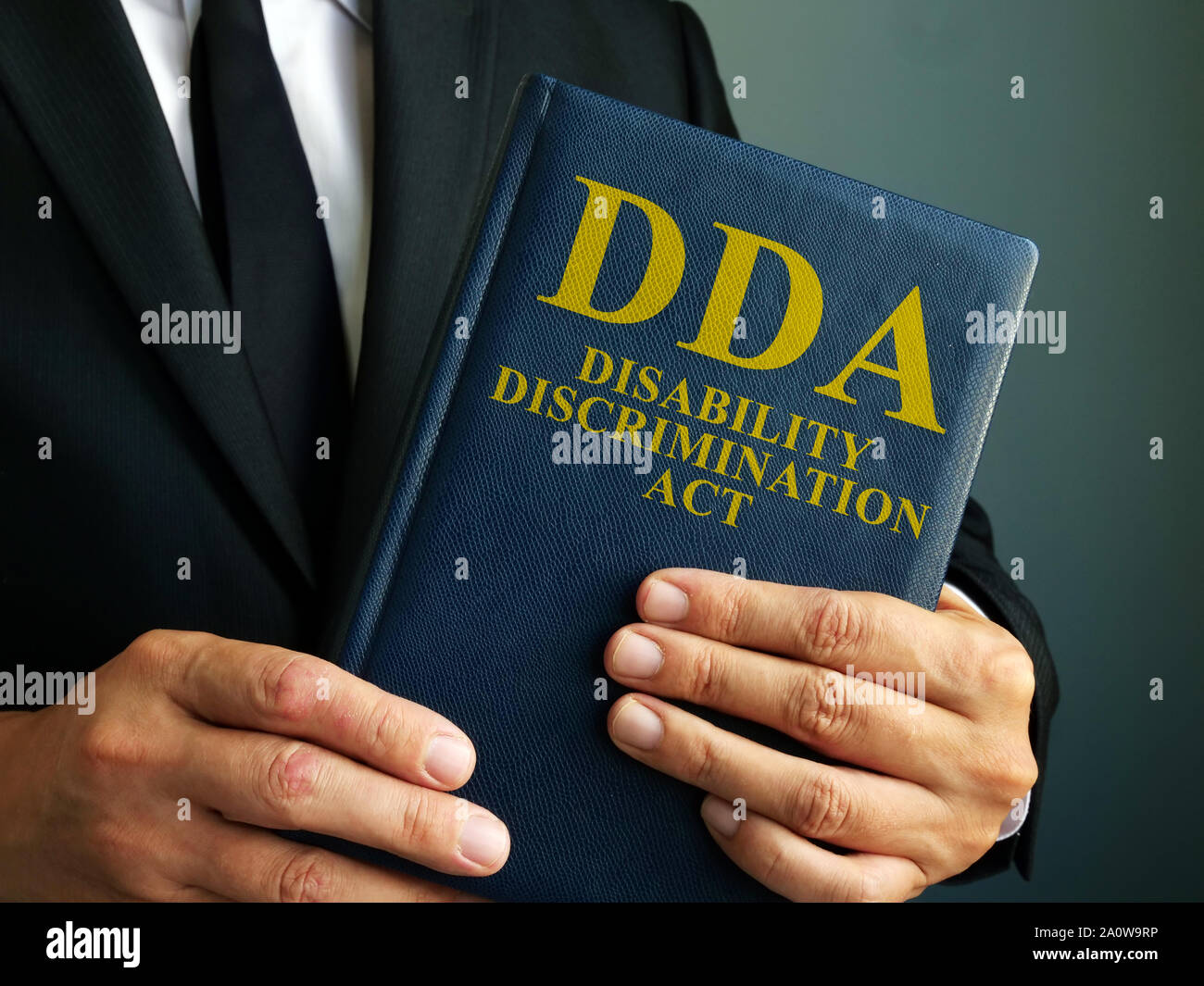 Rechtsanwalt hält Disability Discrimination Act DDA. Stockfoto