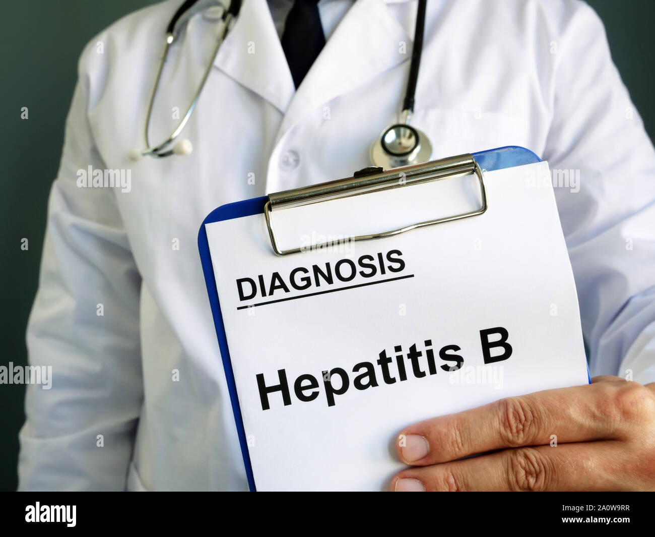 Hepatitis-B-Diagnostik in die Hände eines Arztes. Stockfoto