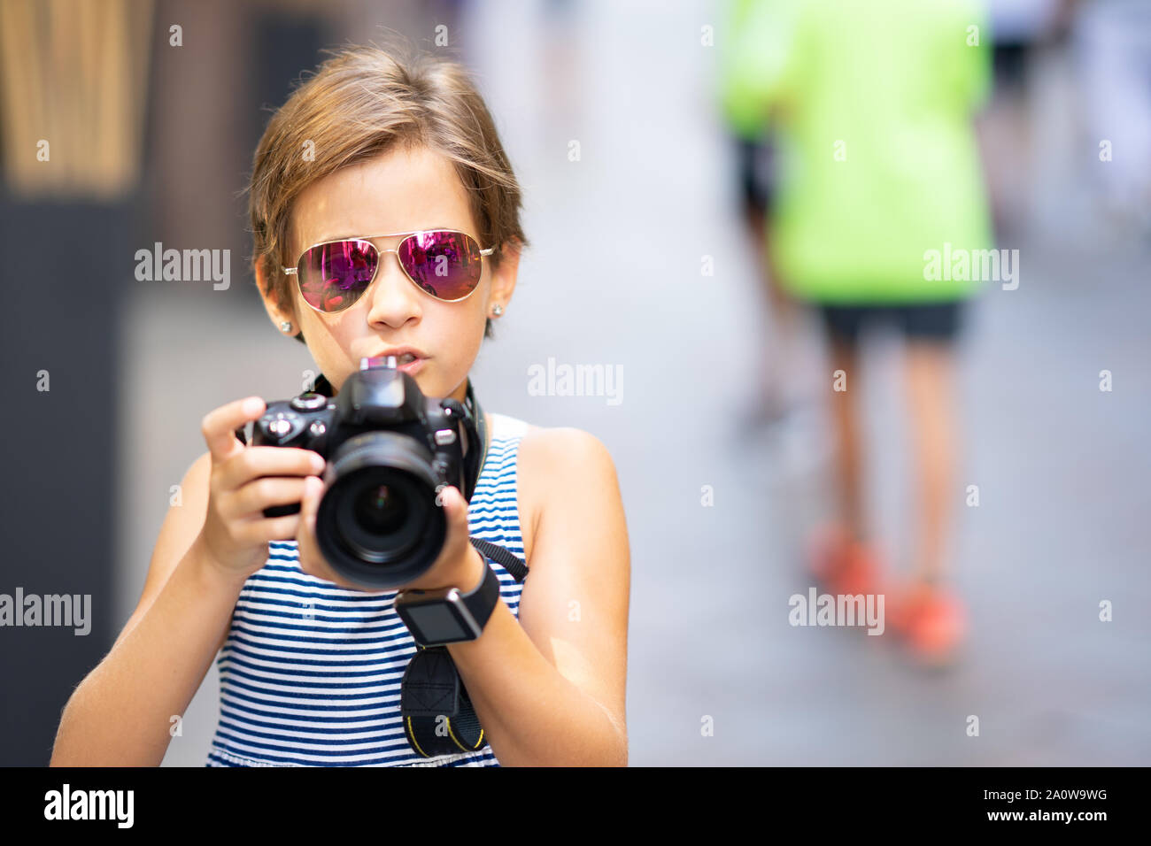 Kleines Mädchen, Foto mit DSLR-Kamera auf Stadt. Stockfoto