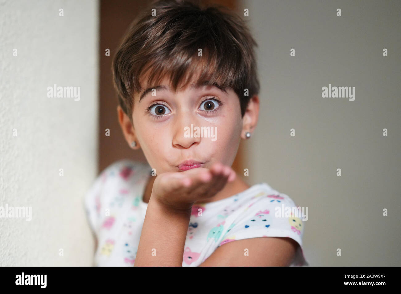 Lustiges Kleines Madchen Acht Jahre Alt Weht Ein Kuss Stockfotografie Alamy