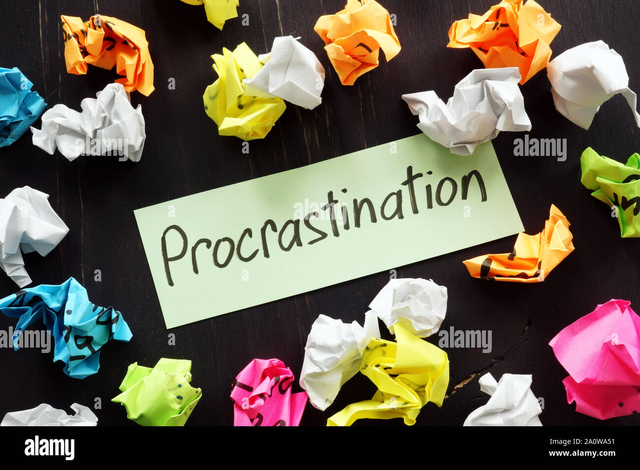 Procrastination unterzeichnen und farbiges Papier Kugeln. Stockfoto