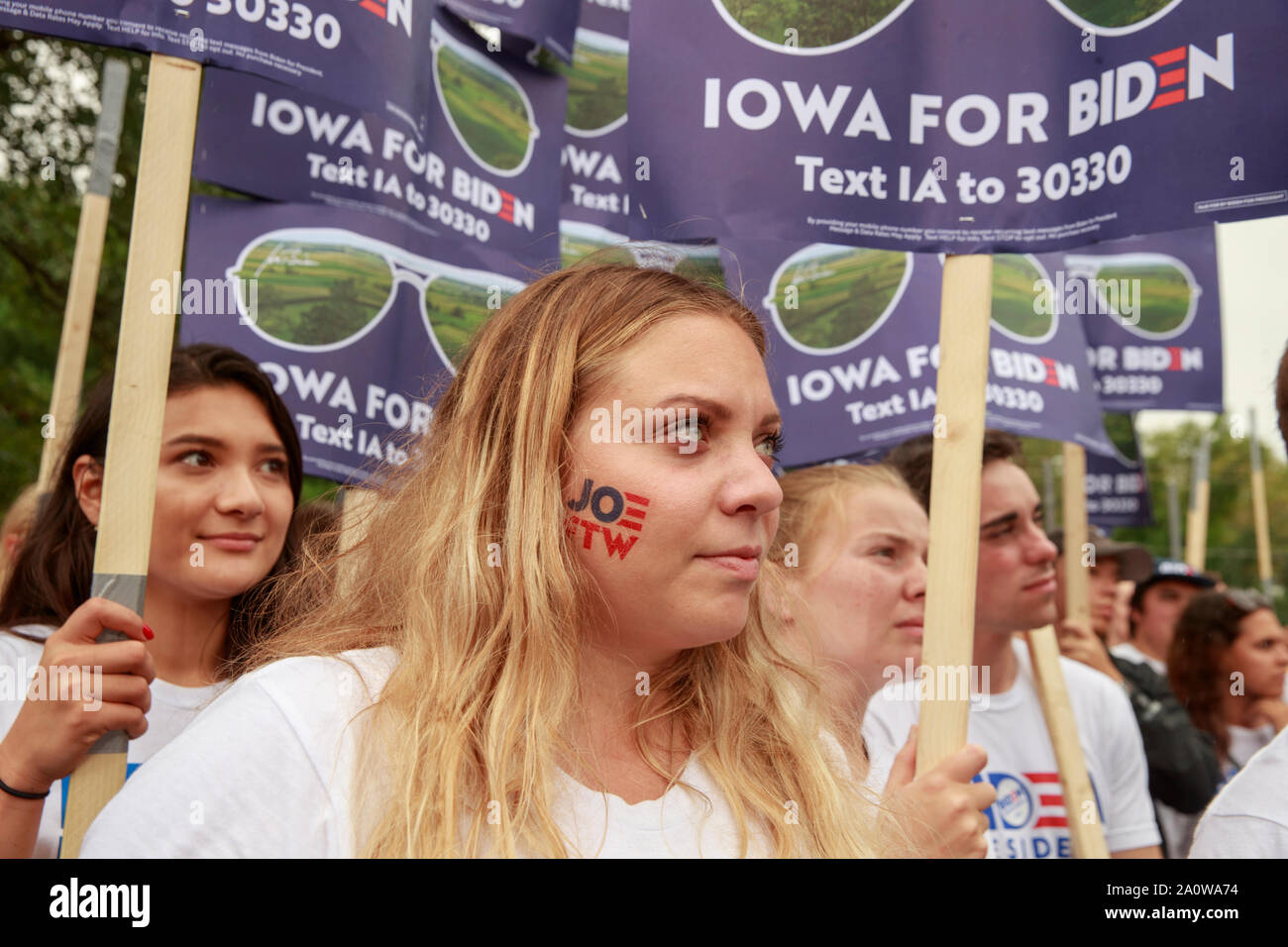 Unterstützer von Joe Biden auf ihn warten auf Wasser funktioniert Park in Des Moines, Iowa während der Polk County Steak braten, Samstag, 21. September 2019 zu sprechen. Die steak braten war der größte in der Iowa Geschichte und wurde von 12.000 Demokraten um von Iowa besucht. Das Event zog in der 17 Kandidaten für die demokratische Nominierung für das Amt des Präsidenten der Vereinigten Staaten. Die Iowa Kaukasus sind Montag, 3. Februar 2020 und obwohl keine primäre wird schmaler hinunter das Feld der Kandidaten für das Amt des Präsidenten vor der ersten Wahl primär im Bundesstaat New Hampshire. Stockfoto