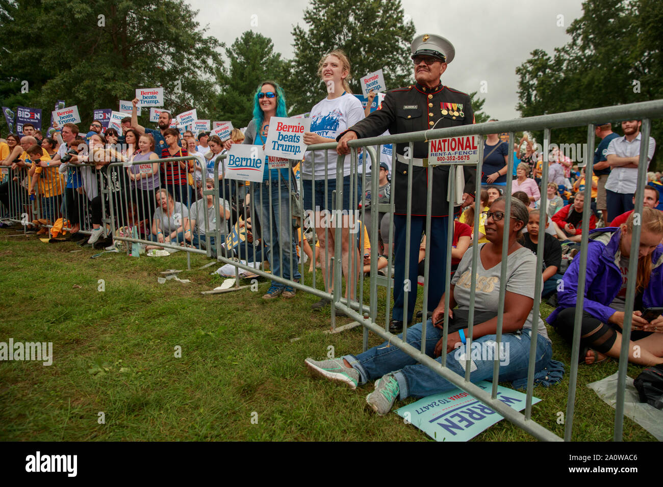 Ein Elizabeth Warren Unterstützer hört wie Warren während der Polk County Steak braten, Samstag, September 21, 2019 unter Wasser funktioniert Park in Des Moines, Iowa spricht. Die steak braten war der größte in der Iowa Geschichte und wurde von 12.000 Demokraten um von Iowa besucht. Das Event zog in der 17 Kandidaten für die demokratische Nominierung für das Amt des Präsidenten der Vereinigten Staaten. Die Iowa Kaukasus sind Montag, 3. Februar 2020 und obwohl keine primäre wird schmaler hinunter das Feld der Kandidaten für das Amt des Präsidenten vor der ersten Wahl primär im Bundesstaat New Hampshire. Stockfoto