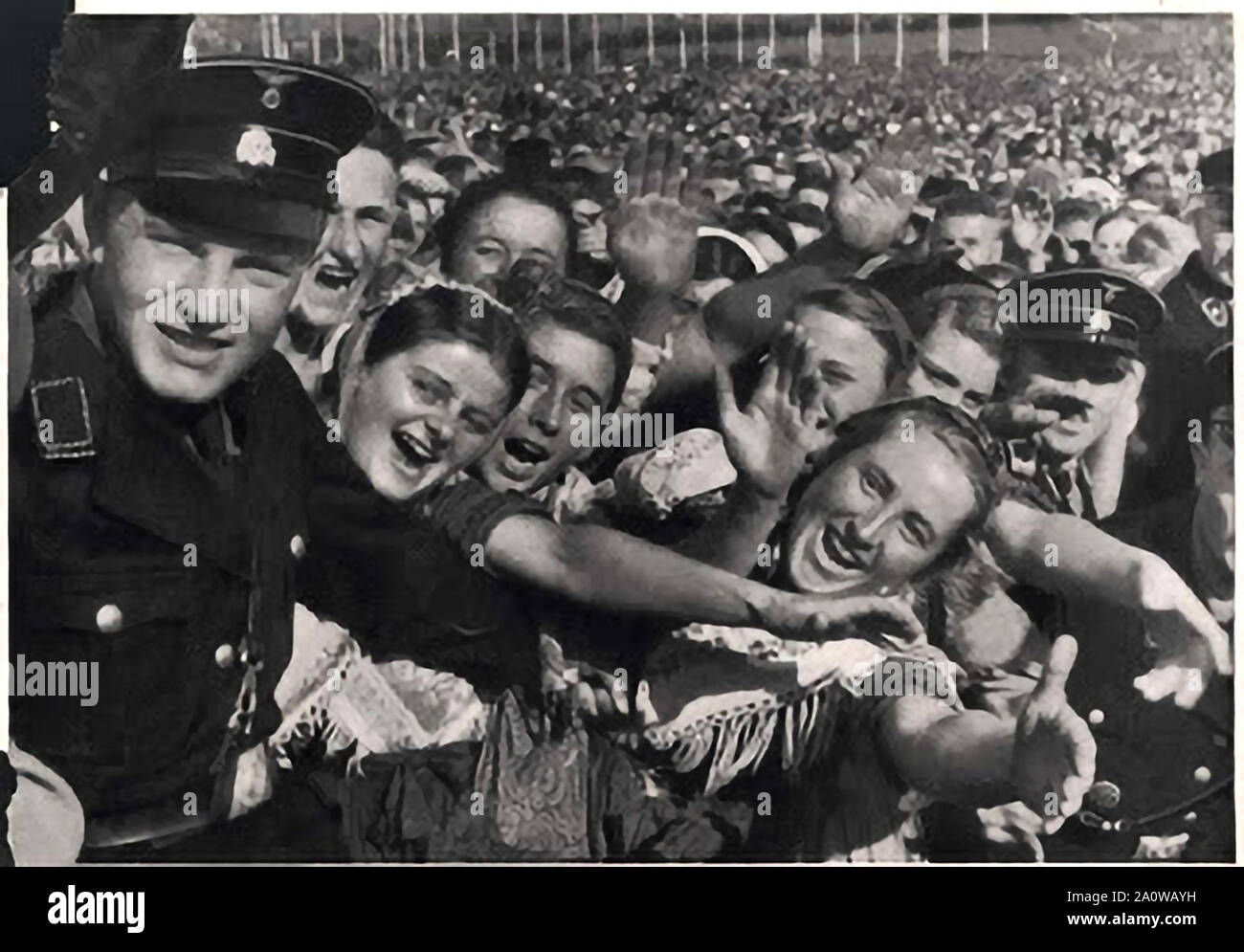 Begeisterte Menge gruss Adolf Hitler in Berlin im Jahr 1938 Stockfoto